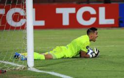 Goleiro do Sporting Cristal usa celular antes de pênalti