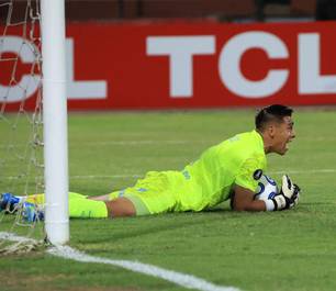 Goleiro do Sporting Cristal usa celular antes de pênalti