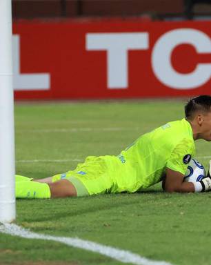 Goleiro do Sporting Cristal usa celular antes de pênalti