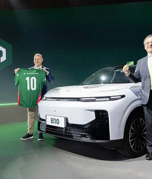 Palmeiras fecha com montadora e avança por mais patrocínios