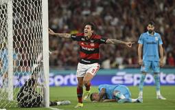 Pedro iguala Gabigol como artilheiro do Flamengo no século