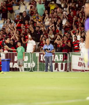 Flamengo domina clássico marcado por disputa política