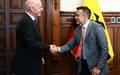 Presidente da Fifa, Gianni Infantino (a esquerda) cumprimenta o presidente do Equador, Daniel Noboa; pais pode ser sede da Copa America de 2028 (Foto: Presidencia do Equador/AFP