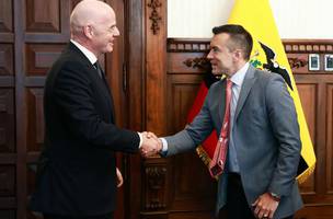 Presidente da Fifa, Gianni Infantino (a esquerda) cumprimenta o presidente do Equador, Daniel Noboa; pais pode ser sede da Copa America de 2028 (Foto: Presidencia do Equador/AFP)