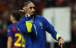 Raphinha critica arbitragem após eliminação do Barcelona