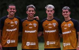 Roger Machado aposta em jovens diante de calendário apertado