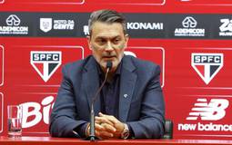 Torcida do São Paulo pede saída de Rui Costa e reúne-se com elenco