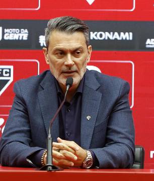 Torcida do São Paulo pede saída de Rui Costa e reúne-se com elenco