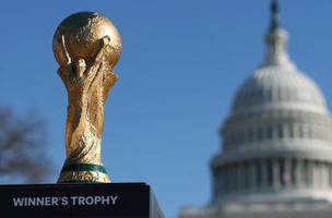 Taca da Copa do Mundo 2026, que tera Estados Unidos, Canada e Mexico como sede (Foto: Reproducao/FIFA)