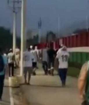 Torcedores do Fluminense protestam no CT após derrota na Libertadores