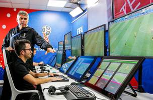 VAR: o sistema e formado por uma equipe de juizes e ex-juizes de futebol. (Foto: Sergei Karpukhin/Reuters)