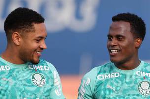 Vitor Roque e Arias durante treino do Palmeiras na Academia de Futebol (Foto: Cesar Greco)