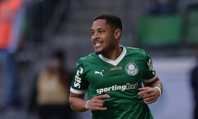 Vitor Roque passará por cirurgia após lesão no tornozelo