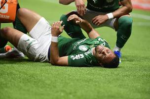 Vitor Roque se machuca durante Palmeiras x Jacuipense (Foto: Marcos Ribolli)