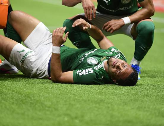 Vitor Roque preocupa Palmeiras após nova lesão no tornozelo