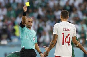 Wilton Pereira Sampaio aplica cartao amarelo em Polonia x Arabia Saudita na Copa de 2022 (Foto: REUTERS/Issei Kato)