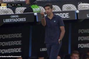 Abel Ferreira fez gesto obsceno em Sporting Cristal x Palmeiras (Foto: Reproducao)