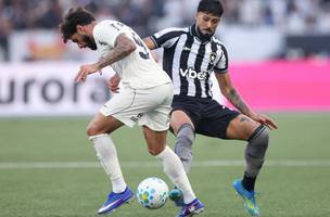 Alexander Barboza em despedida pelo Botafogo (Foto: Vitor Silva / Botafogo)