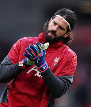 Alisson perto de retorno após lesão muscular