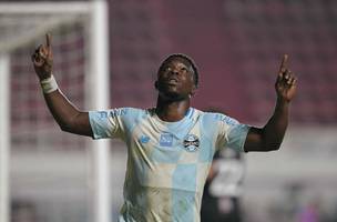 Amuzu comemora gol pelo Gremio na Sul-Americana (Foto: Juan Mabromata / AFP)