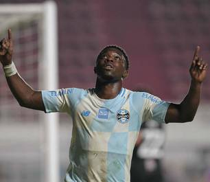 Convocado por Gana, Amuzu pode virar problema para o Grêmio