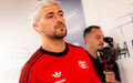 Arrascaeta faz careta de dor ao precisar ser substituido em Estudiantes x Flamengo pela Libertadores (Foto: Adriano Fontes/ Flamengo