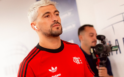 Médico do Flamengo atualiza situação de Arrascaeta após cirurgia