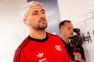Arrascaeta faz careta de dor ao precisar ser substituido em Estudiantes x Flamengo pela Libertadores (Foto: Adriano Fontes/ Flamengo)