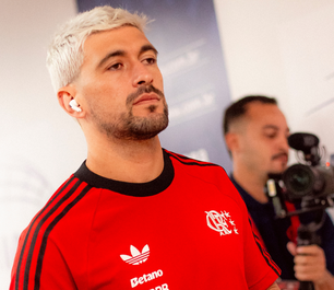 Médico do Flamengo atualiza situação de Arrascaeta após cirurgia