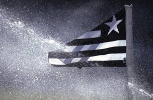 Bandeira do Botafogo. (Foto: Jorge Rodrigues / AGIF)