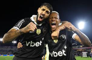 Barboza e Danilo durante comemoracao no Botafogo. (Foto: Vitor Silva / BFR)
