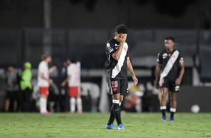 Brenner lamenta gol do Bragantino contra o Vasco. (Foto: Thiago Ribeiro/AGIF)