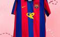 Camisa retro do Barcelona, edicao especial da cantora Olivia Rodrigo (Foto: Divulgacao / Barcelona