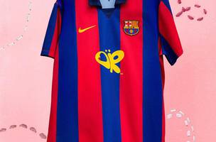 Camisa retro do Barcelona, edicao especial da cantora Olivia Rodrigo (Foto: Divulgacao / Barcelona)