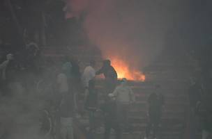 Caos na torcida do Independiente Medellin (Foto: Jaime Saldarriaga / AFP)
