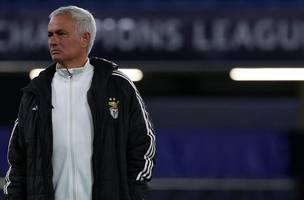 Comandando o Benfica, Mourinho reencontra o Chelsea (Foto: Adrian Dennis / AFP)