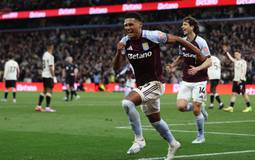 Aston Villa supera Liverpool e avança à Champions