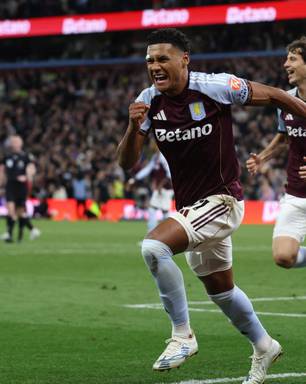 Aston Villa supera Liverpool e avança à Champions