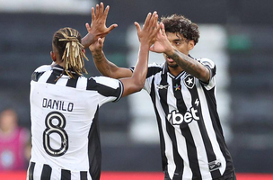 Danilo e Medina vibram | Botafogo x Coritiba. (Foto: Vitor Silva/Botafogo)