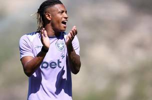 Danilo em treino do Botafogo (Foto: Vitor Silva / Botafogo)