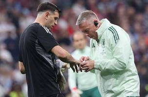 Dibu Martinez afirma ter jogado final da Liga Europa com a mao quebrada. (Foto: Georgi Licovski/EFE/EPA)