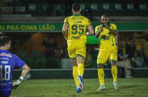 Edson Carioca comemora o gol que classificou o Mirassol para as oitavas de final da Copa do Brasil (Foto: ZE RAFAEL PHOTO/UAI FOTO/ESTADAO CONTEUDO)