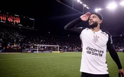 Memphis Depay aceita reduzir salário para ficar no Corinthians