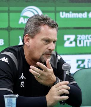 Após derrota, Chapecoense confirma saída do treinador