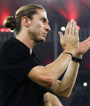 Filipe Luís pode assumir gigante turco após meses sem clube