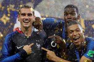 Griezmann, Mbappe e Pogba comemoram titulo da Franca na Copa de 2018 (Foto: EFE)
