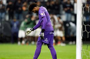 Hugo Souza: goleiro do Corinthians falhou em uma saida de bola do Platense, que fez 0 x 2 contra o Corinthians. (Foto: Miguel Schincariol / AFP)