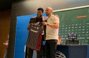 Hulk e apresentado pelo presidente do Fluminense Matheus Montenegro (Foto: Rafael Oliveira)