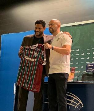 Hulk é apresentado pelo Fluminense no Maracanã