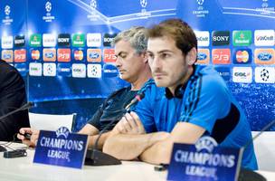 Iker Casillas ao lado de Jose Mourinho em conferencia de imprensa do Real Madrid (Foto: IMAGO)